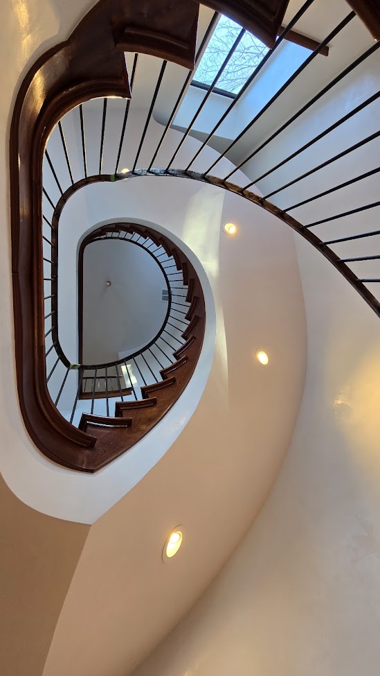 Spiral staircase with seamless curved plaster walls